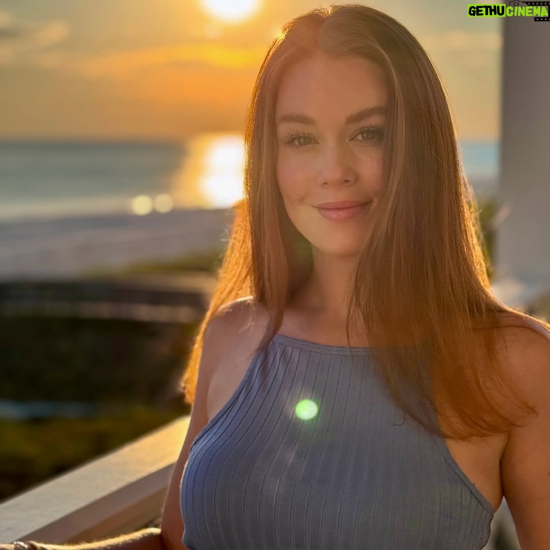 Leanna Decker - 4.3K Likes - My mom took these pictures, thanks Mom ☀️