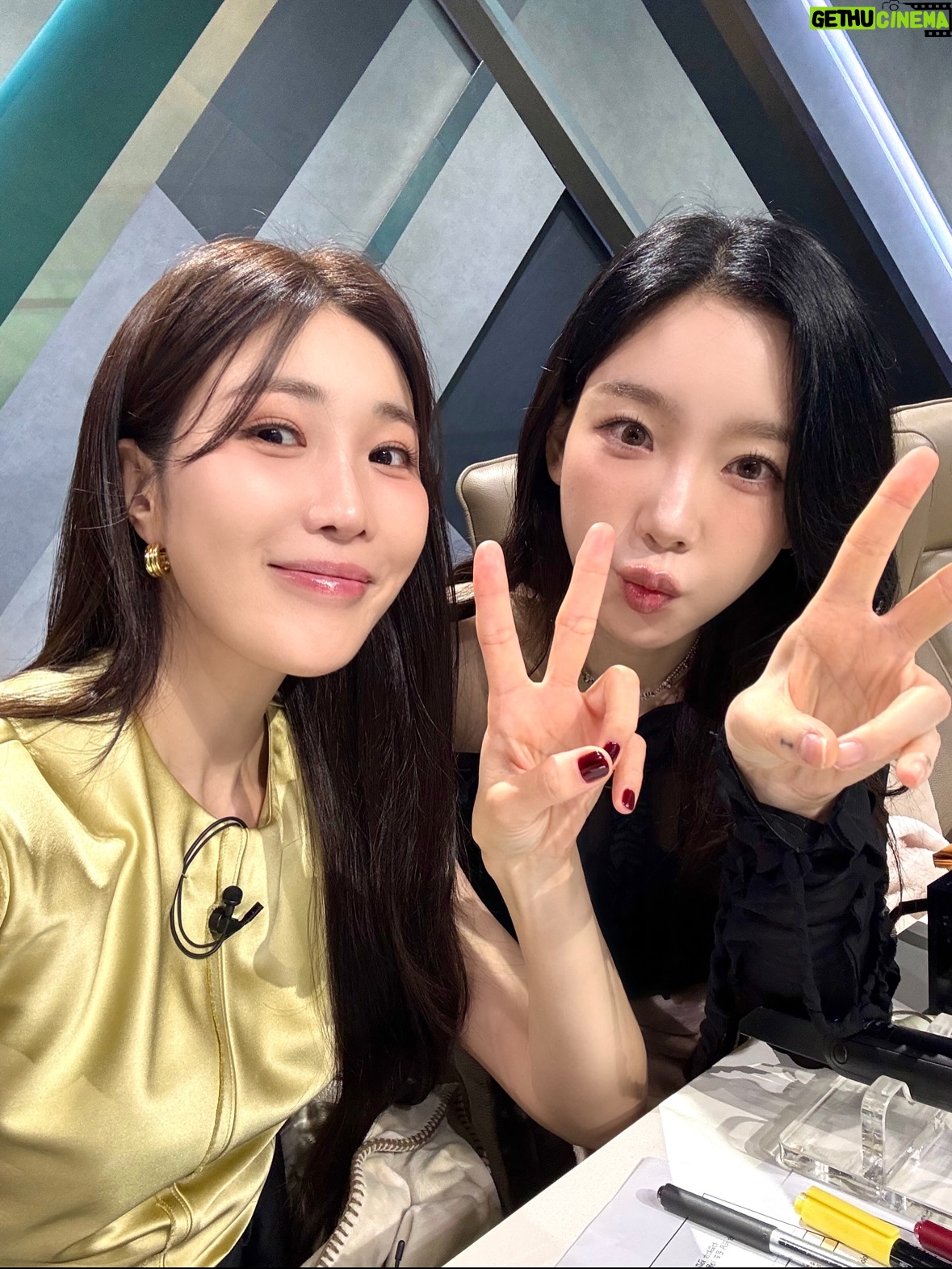 Lee Hae-ri - 30.7K Likes - 리무진 서비스 나가서 U R 불렀어요
너무 좋아하던 노래였는데🫢
열심히 부르고 왔다고 얼굴 보자마자 자랑했어요!!!
 그리고
무진이가 써준 다비치 신곡도 살짝쿵 들어보실 수 있는데……
10월 16일 타임캡슐
많기부🤍많관부🤍많사부🤍