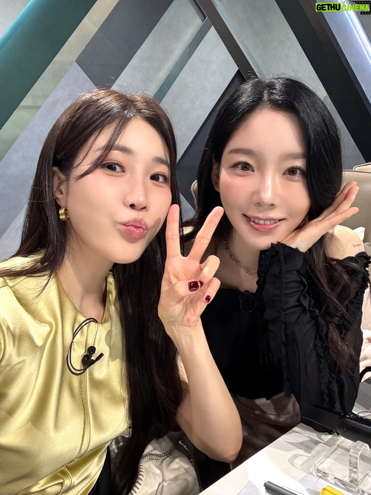 Lee Hae-ri - 30.7K Likes - 리무진 서비스 나가서 U R 불렀어요
너무 좋아하던 노래였는데🫢
열심히 부르고 왔다고 얼굴 보자마자 자랑했어요!!!
 그리고
무진이가 써준 다비치 신곡도 살짝쿵 들어보실 수 있는데……
10월 16일 타임캡슐
많기부🤍많관부🤍많사부🤍