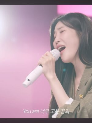 Lee Hae-ri Instagram - 리무진 서비스 나가서 U R 불렀어요
너무 좋아하던 노래였는데🫢
열심히 부르고 왔다고 얼굴 보자마자 자랑했어요!!!
 그리고
무진이가 써준 다비치 신곡도 살짝쿵 들어보실 수 있는데……
10월 16일 타임캡슐
많기부🤍많관부🤍많사부🤍
