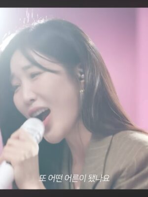 Lee Hae-ri Instagram - 리무진 서비스 나가서 U R 불렀어요
너무 좋아하던 노래였는데🫢
열심히 부르고 왔다고 얼굴 보자마자 자랑했어요!!!
 그리고
무진이가 써준 다비치 신곡도 살짝쿵 들어보실 수 있는데……
10월 16일 타임캡슐
많기부🤍많관부🤍많사부🤍