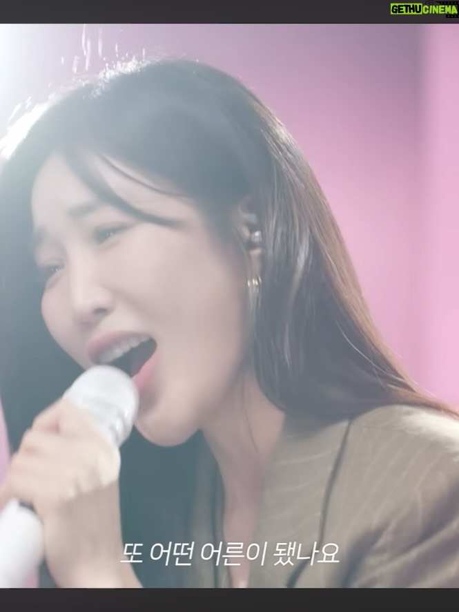 Lee Hae-ri - 30.7K Likes - 리무진 서비스 나가서 U R 불렀어요
너무 좋아하던 노래였는데🫢
열심히 부르고 왔다고 얼굴 보자마자 자랑했어요!!!
 그리고
무진이가 써준 다비치 신곡도 살짝쿵 들어보실 수 있는데……
10월 16일 타임캡슐
많기부🤍많관부🤍많사부🤍