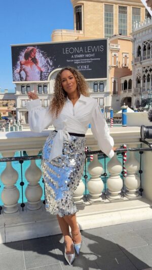 Leona Lewis Instagram - Seeing my first Vegas billboard… still can’t quite believe it 🥹✨A Starry Night begins Nov 1 🌙

Tickets available at leonalewismusic.com or @venetianlasvegas