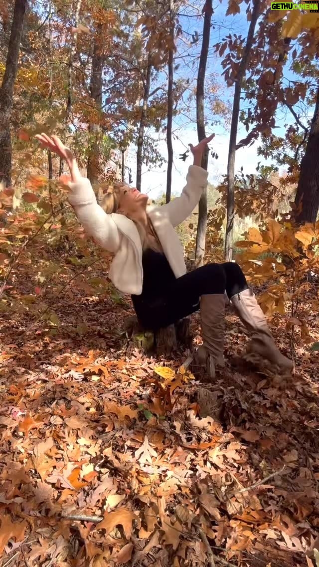 Lilián García - 888 Likes - Fall is my favorite season! 🍂🤗

What’s yours? And what are your plans this season?

- Mine is to surround myself with those I love dearly.
- Eat amazing food
- Laugh a lot
- Keep my body healthy by working out
- Enjoy being with all of you at all my @wwe events
- Decorate, decorate, decorate!!
- And do my best at spreading love 🧡

whatever we all decide to do, let’s have a ball y’all!!