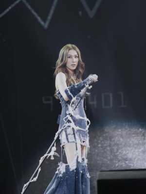 Linda Chung Ka-Yan Instagram - Love 我的家鄉新會🩵

It was a night to remember ✨
You guys were amazing 🎶🫧🌻

lovelovelove
 -L- 

#Rememberconcert
#💋