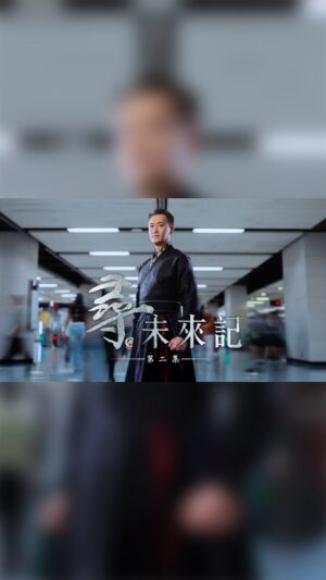 Linda Chung Ka-Yan Instagram - 【🚇《尋 • 未來記》｜常在東南西北篇 】彩蛋揭曉！「寡人」今次先為大家解開流傳多年嘅「情人節買兩紥花之謎」，再遇上 #管家佬 同常在…… 甜蜜鬥嘴💝？！ 

喺呢場穿越未來之旅， 「寡人」見識到未來鐵路嘅四通八達，仲見個同自己99%相似嘅人幸福滿瀉咁😂當然開心到 #寡人笑咗 ！ 

#溏心CP咁多年都係咁sweet #東涌綫延綫連系東西社區 #屯門南站食海鮮睇日落 #今日起建好未來 #尋未來記 #港鐵 #新鐵路建設 

Easter egg revealed! This time @lam_fung_official uncovers the long-standing mystery of “the guy who bought two bouquets of flowers on Valentine’s Day,” and meets the bickering #MrSteward and his wife 💝 

During the time-traveling journey, the Emperor experiences the extensive railway network and sees someone who looks 99% like him – no wonder he’s so happy with that #smile! 

#MTRHK #BuildingTheFutureToday #StepintotheFuture #TungChungLineExtension #TuenMunSouthExtension #MTRNewRailways