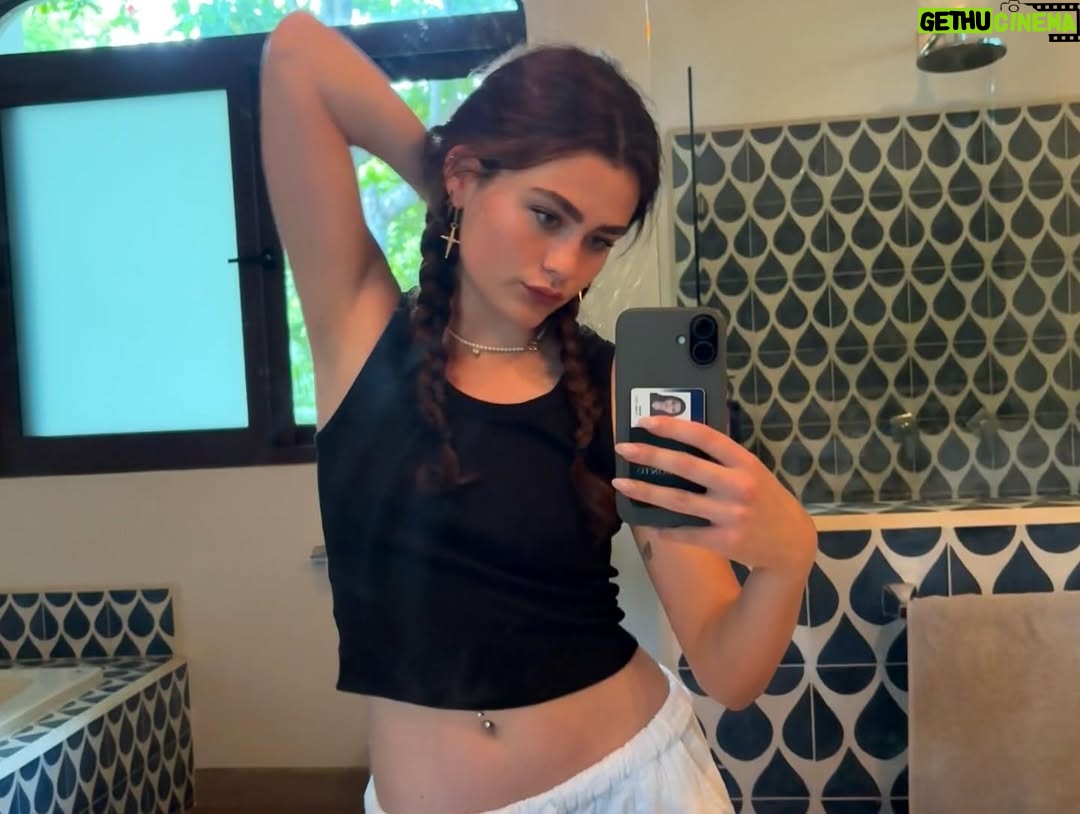 Lola Flanery - 37.9K Likes - Costa Rica !