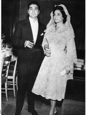 Lolita Flores Instagram - Hoy cumple de mi sobrina @albafloresoficial se casaron mis padres hace la friolera de 67 años , yo iba invitada a la boda dentro de ese traje maravilloso de #asuncionbastidamodista y dentro de su vientre , yo también estuve allí , el amor triunfo , felicidades papá y mamá gracias por darme a mi y a mis hermanos una vida tan maravillosa