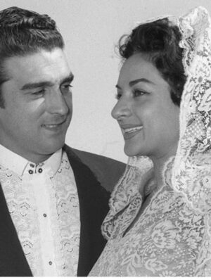 Lolita Flores Instagram - Hoy cumple de mi sobrina @albafloresoficial se casaron mis padres hace la friolera de 67 años , yo iba invitada a la boda dentro de ese traje maravilloso de #asuncionbastidamodista y dentro de su vientre , yo también estuve allí , el amor triunfo , felicidades papá y mamá gracias por darme a mi y a mis hermanos una vida tan maravillosa