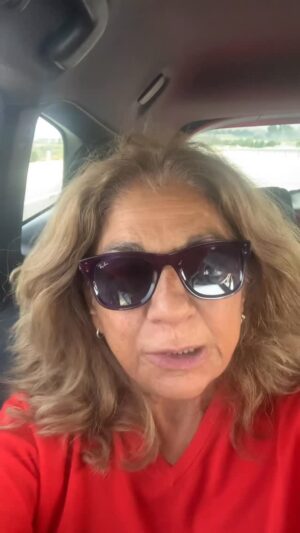 Lolita Flores Instagram - Vergüenza me da , basta ya de tratarnos como idiotas ya está bien , que los vuelos por la península siempre tengan retraso , y no de 5 minutos , si los aviones tienen averías cierren @iberia @vueling @airnostrum , pagamos una pasta importante y al final el servicio. Nefasto