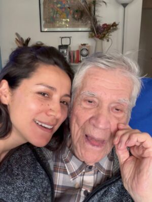 Loreto Aravena Instagram - Adivinen quien cumplió años!!!
Mi tata!!!! 🥰🥰🥰 
97 primaveras ya!!
#eltata #JulioGilbertoSotoRojas