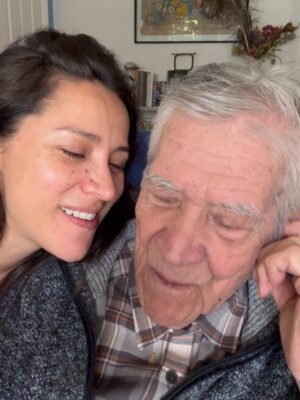 Loreto Aravena Instagram - Adivinen quien cumplió años!!!
Mi tata!!!! 🥰🥰🥰 
97 primaveras ya!!
#eltata #JulioGilbertoSotoRojas