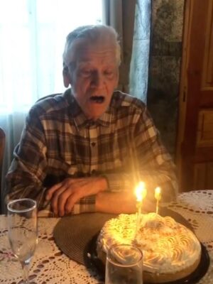 Loreto Aravena Instagram - Adivinen quien cumplió años!!!
Mi tata!!!! 🥰🥰🥰 
97 primaveras ya!!
#eltata #JulioGilbertoSotoRojas