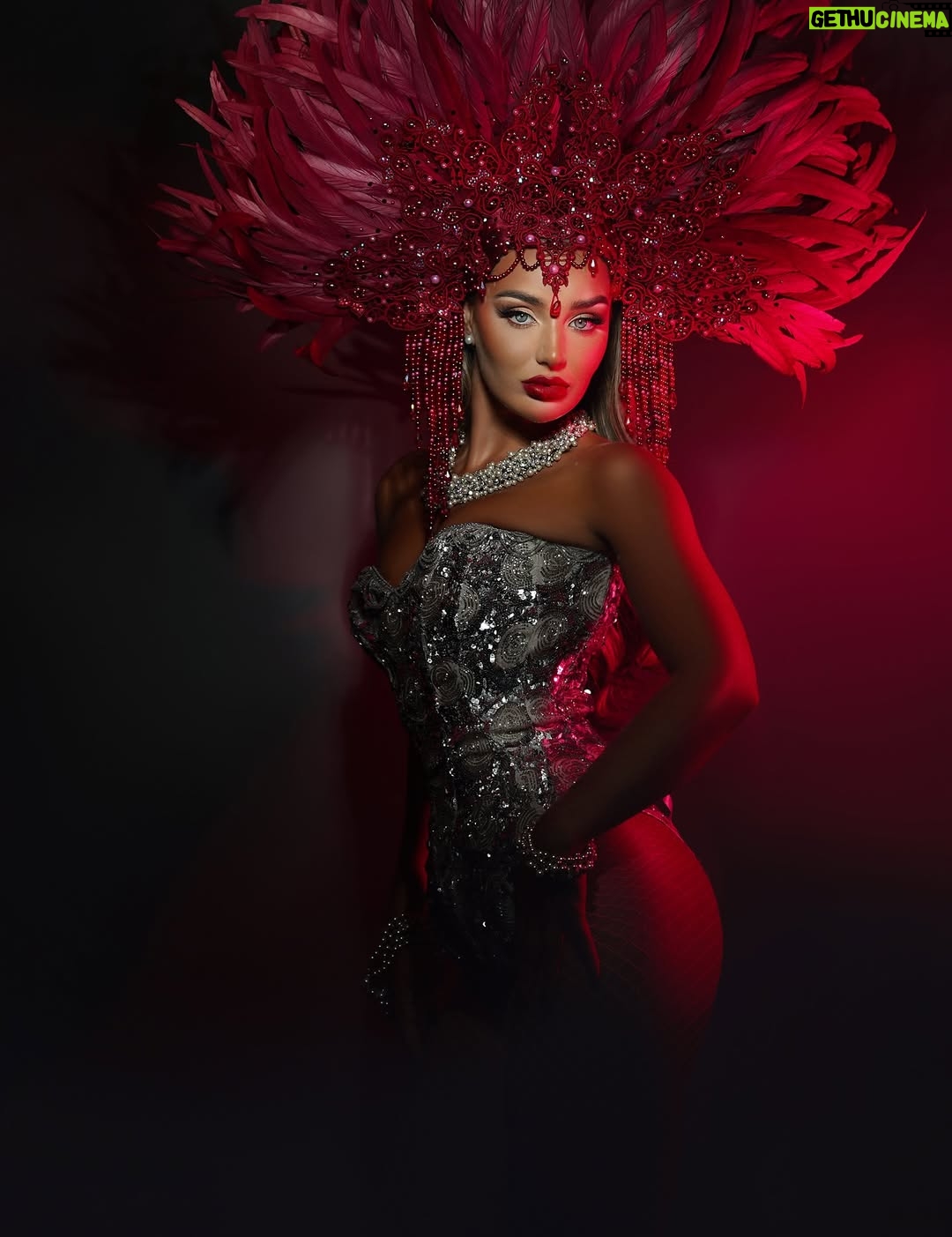 Lucinda Strafford - 83K Likes - happy halloween from me and my inner showgirl .. ✨🪩🌟

inspired by @taylorswift 🤍

styled by @jeffmehmet1 
hair @murrayowenshmua
makeup @makeupbyhanx 
costume @houseof_flyingstitches @whatkatiediduk @showgirlentertainments 
photographer @vsanchorstudio 

the most talented group of people .. 🥹♡