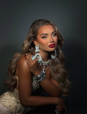 Lucinda Strafford Instagram - happy halloween from me and my inner showgirl .. ✨🪩🌟

inspired by @taylorswift 🤍

styled by @jeffmehmet1 
hair @murrayowenshmua
makeup @makeupbyhanx 
costume @houseof_flyingstitches @whatkatiediduk @showgirlentertainments 
photographer @vsanchorstudio 

the most talented group of people .. 🥹♡