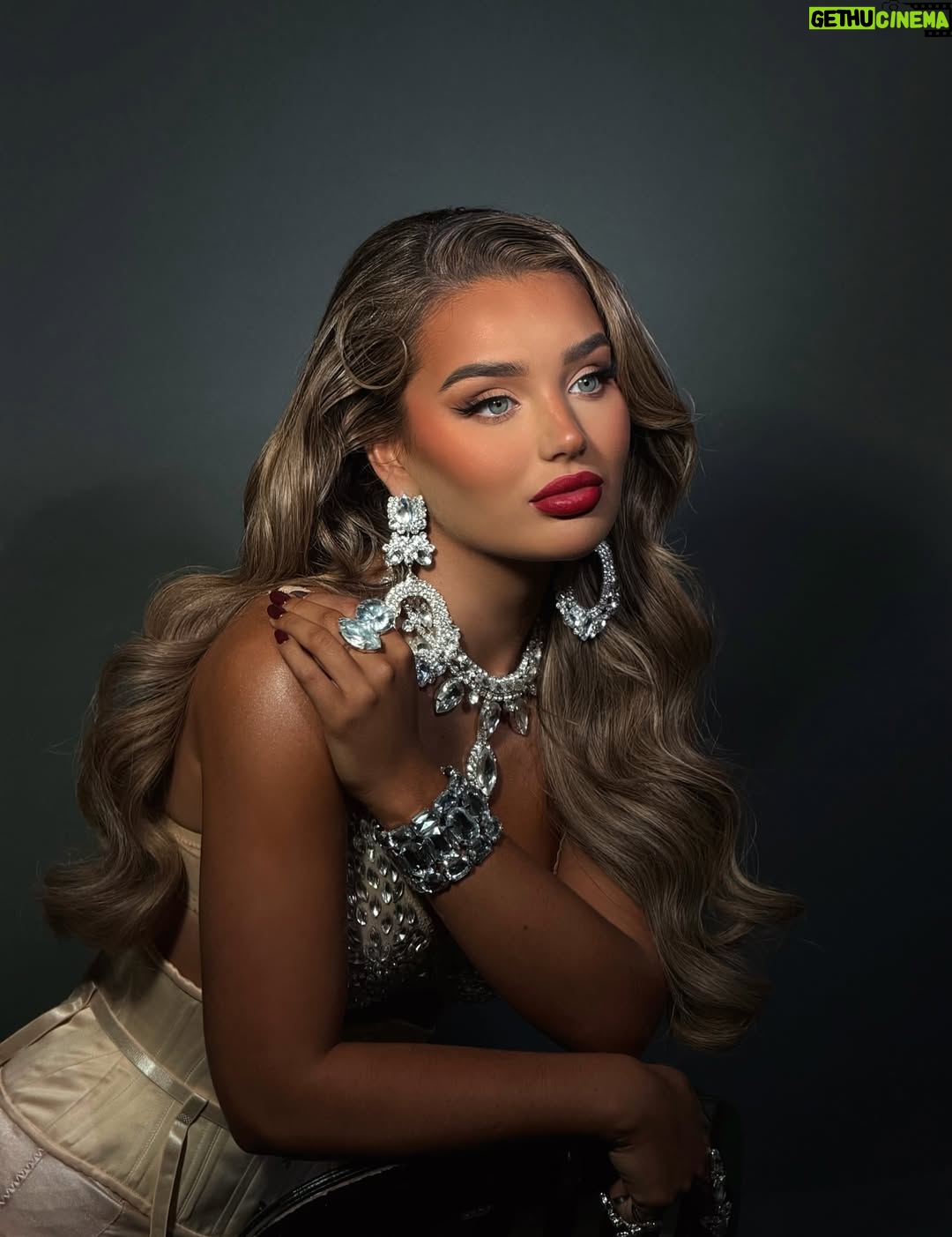 Lucinda Strafford - 83K Likes - happy halloween from me and my inner showgirl .. ✨🪩🌟

inspired by @taylorswift 🤍

styled by @jeffmehmet1 
hair @murrayowenshmua
makeup @makeupbyhanx 
costume @houseof_flyingstitches @whatkatiediduk @showgirlentertainments 
photographer @vsanchorstudio 

the most talented group of people .. 🥹♡