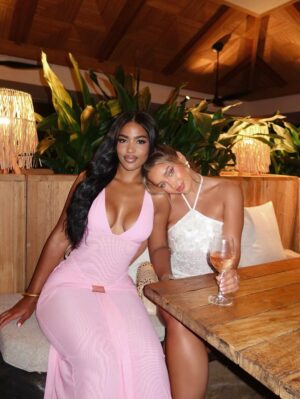 Lucinda Strafford Instagram - the bratz to my barbie .. 🌺🐠🌴🌊