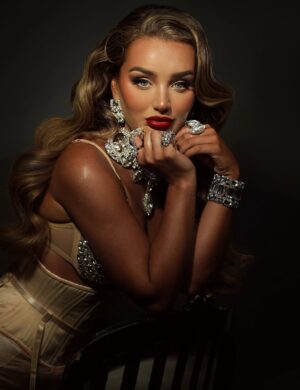 Lucinda Strafford Instagram - happy halloween from me and my inner showgirl .. ✨🪩🌟

inspired by @taylorswift 🤍

styled by @jeffmehmet1 
hair @murrayowenshmua
makeup @makeupbyhanx 
costume @houseof_flyingstitches @whatkatiediduk @showgirlentertainments 
photographer @vsanchorstudio 

the most talented group of people .. 🥹♡