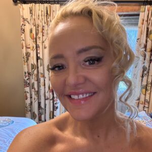 Lucy Davis Instagram - My brothers wedding day! Getting ready early. I will be wearing clothes #weddingmakeup