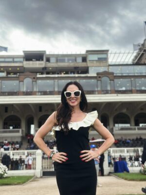 Luz Valdivieso Instagram - Les comparto unas postales de esta maginífica tarde en el @clubhipico_stgo monumento histórico de Chile construido en 1869. 
Esta carrera El Ensayo es la más antigua de de América  latina se corre desde 1873!! 
Una fiesta para toda la familia y todas las edades! 
Muy lindo!!! 

#ElEnsayoMega 
@kotekamel 
@nicoyarzun en una fotito para las fans!