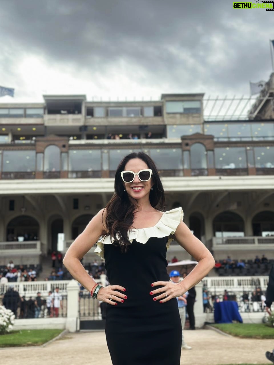 Luz Valdivieso - 7.2K Likes - Les comparto unas postales de esta maginífica tarde en el @clubhipico_stgo monumento histórico de Chile construido en 1869. 
Esta carrera El Ensayo es la más antigua de de América  latina se corre desde 1873!! 
Una fiesta para toda la familia y todas las edades! 
Muy lindo!!! 

#ElEnsayoMega 
@kotekamel 
@nicoyarzun en una fotito para las fans!