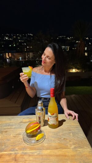 Luz Valdivieso Instagram - ✨🥭 El preparado y servido perfecto del Mango Sour de Campanario siempre me salva en cada junta. Porque nada mejor que recibir a las amigas con algo rico, fácil y listo para disfrutar 🥂💛.

Cuando quiero lucirme sin complicaciones… ya sé cuál es la opción.

#MangoSourCampanario #JuntasQueSeDisfrutan #SaborPerfecto