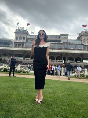Luz Valdivieso Instagram - Les comparto unas postales de esta maginífica tarde en el @clubhipico_stgo monumento histórico de Chile construido en 1869. 
Esta carrera El Ensayo es la más antigua de de América  latina se corre desde 1873!! 
Una fiesta para toda la familia y todas las edades! 
Muy lindo!!! 

#ElEnsayoMega 
@kotekamel 
@nicoyarzun en una fotito para las fans!