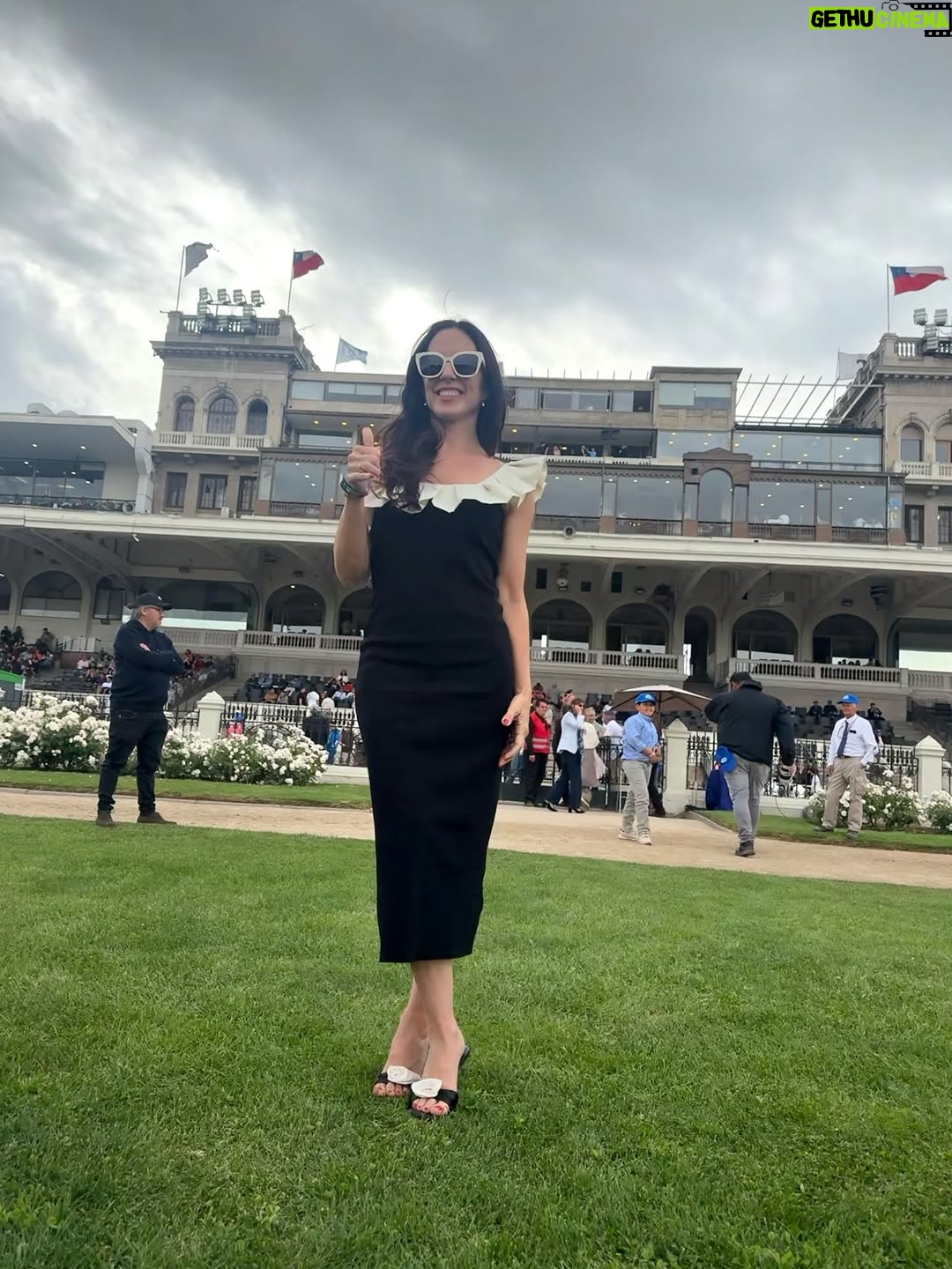 Luz Valdivieso - 7.2K Likes - Les comparto unas postales de esta maginífica tarde en el @clubhipico_stgo monumento histórico de Chile construido en 1869. 
Esta carrera El Ensayo es la más antigua de de América  latina se corre desde 1873!! 
Una fiesta para toda la familia y todas las edades! 
Muy lindo!!! 

#ElEnsayoMega 
@kotekamel 
@nicoyarzun en una fotito para las fans!