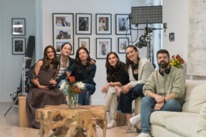 Macarena García Instagram - Podría ser la historia de tu grupo de amigas pero es la de Bárbara, Maca y Elena (@nanitita, @laudesiree y @macarenagarciaoficial). Comienza el rodaje de #SeTieneQueMorirMuchaGente, la serie basada en la novela de @livingpostureo, que dirige junto a Sandra Romero y @nachoppardo.