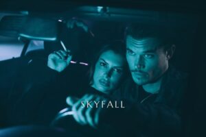 Maëva Martinez Instagram - Écris la legend 🖋️
#skyfall #mood #vibes #darkartist #darkromantic 

PHOTOGRAPHE : @emiliecarpuat univers 🪐📸