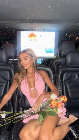 Maïssane Aghioul Instagram - @FashionNova 🩷🫦
Robe courte en dentelle Charming Life - Blush
Robe courte dos nu à boucle en dentelle Leora - Vin
#collaborationcommerciale