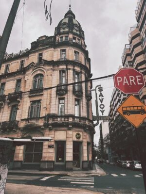 Malena Pichot Instagram - Una jornada en Rosario llena de aventuras. Revistas de todo tipo pero a la vieja escuela. Cortes de luz y un garage con un portal a otra dimensión. La hemos pasado excelente

La corona es de @divaanimalprint