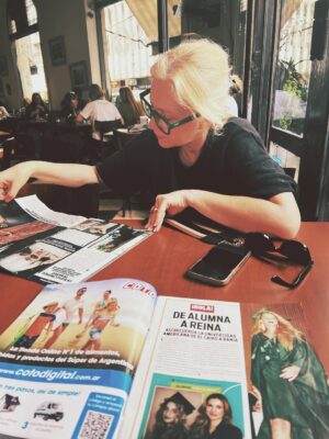 Malena Pichot Instagram - Una jornada en Rosario llena de aventuras. Revistas de todo tipo pero a la vieja escuela. Cortes de luz y un garage con un portal a otra dimensión. La hemos pasado excelente

La corona es de @divaanimalprint