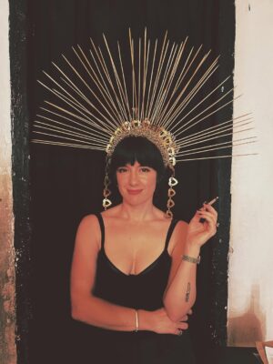 Malena Pichot Instagram - Una jornada en Rosario llena de aventuras. Revistas de todo tipo pero a la vieja escuela. Cortes de luz y un garage con un portal a otra dimensión. La hemos pasado excelente

La corona es de @divaanimalprint