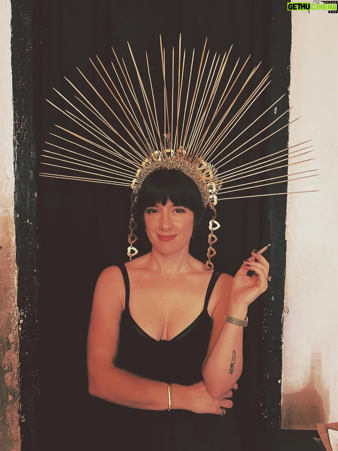 Malena Pichot - 54.2K Likes - Una jornada en Rosario llena de aventuras. Revistas de todo tipo pero a la vieja escuela. Cortes de luz y un garage con un portal a otra dimensión. La hemos pasado excelente

La corona es de @divaanimalprint