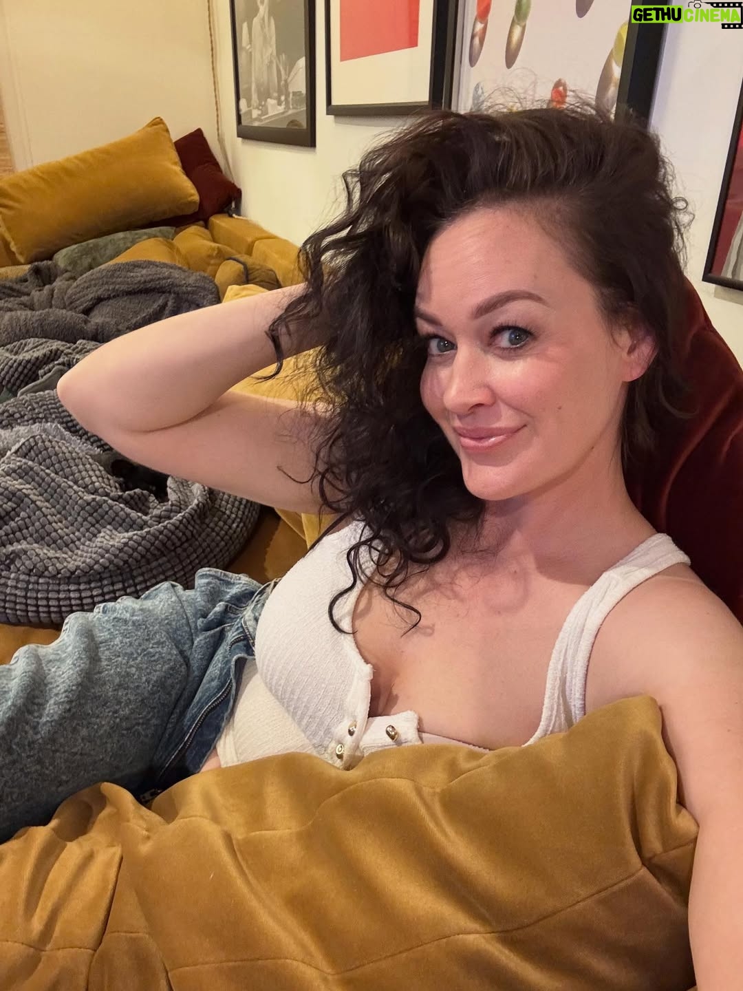 Mamrie Hart - 13.8K Likes - Category is… A whole ass self-indulgent selfie shoot only to realize your unbuttoned/unzipped pants are in every shot.
