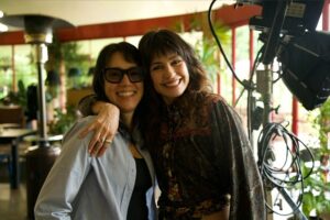 Marcela Mar Instagram - Construir una historia que pueda llegar al cine es un acto profundamente humano.
Es unir voluntades, talentos y corazones para dar forma a algo que antes solo existía en los sueños.

Imperfecta nació de esa unión.
De la entrega, la pasión y el arte de Juanita, Alejandra, Sara, Camilo, Juan, Sofía, Juan Pablo, Cindy, Camilo, María Clara, Esteban, Daniela, Natalia, Lina Marcela, Manuela, David, Emiliano, David, Gabriel Jaime, María Camila, Andrea, Diana, Alessandro, Sergio, Susana, Daniela, Lola, Laura, Jilly, Sofía, Wilmart, Eddy, Camilo, Yessi, Lizbeth, Mateo, Santiago, Jefferson, Santiago, Andrés Felipe, Jorge, Karina, Nahany, Patricia, Alexander, Verónica, Marcela, Javier, Patricia, Christian, Laura, Sonia, Carlos, Daissy Yined y Punky,
y de muchos otros seres que, con su energía, su arte y su amor, hicieron posible este sueño.

Gracias por creer, por entregar tanto, por dejar su huella en cada plano, en cada silencio, en cada emoción.
Esta película es de ustedes, porque cada uno puso un pedacito de su alma para que Imperfecta cobrara vida.

Gracias por recordarnos que la belleza del cine está en lo colectivo, en lo humano, en la magia de hacerlo juntos. 💛

Productoras: @laberintocinetv y @ganas.producciones ♥️♥️♥️

🎬 @imperfectafilm 

#ImperfectaLaPelícula #ConGanasProducciones #Laberintocine #CineColombiano #HistoriasQueTransforman #Maternidad #Gratitud #CineConAlma