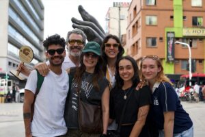 Marcela Mar Instagram - Construir una historia que pueda llegar al cine es un acto profundamente humano.
Es unir voluntades, talentos y corazones para dar forma a algo que antes solo existía en los sueños.

Imperfecta nació de esa unión.
De la entrega, la pasión y el arte de Juanita, Alejandra, Sara, Camilo, Juan, Sofía, Juan Pablo, Cindy, Camilo, María Clara, Esteban, Daniela, Natalia, Lina Marcela, Manuela, David, Emiliano, David, Gabriel Jaime, María Camila, Andrea, Diana, Alessandro, Sergio, Susana, Daniela, Lola, Laura, Jilly, Sofía, Wilmart, Eddy, Camilo, Yessi, Lizbeth, Mateo, Santiago, Jefferson, Santiago, Andrés Felipe, Jorge, Karina, Nahany, Patricia, Alexander, Verónica, Marcela, Javier, Patricia, Christian, Laura, Sonia, Carlos, Daissy Yined y Punky,
y de muchos otros seres que, con su energía, su arte y su amor, hicieron posible este sueño.

Gracias por creer, por entregar tanto, por dejar su huella en cada plano, en cada silencio, en cada emoción.
Esta película es de ustedes, porque cada uno puso un pedacito de su alma para que Imperfecta cobrara vida.

Gracias por recordarnos que la belleza del cine está en lo colectivo, en lo humano, en la magia de hacerlo juntos. 💛

Productoras: @laberintocinetv y @ganas.producciones ♥️♥️♥️

🎬 @imperfectafilm 

#ImperfectaLaPelícula #ConGanasProducciones #Laberintocine #CineColombiano #HistoriasQueTransforman #Maternidad #Gratitud #CineConAlma