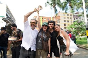 Marcela Mar Instagram - Construir una historia que pueda llegar al cine es un acto profundamente humano.
Es unir voluntades, talentos y corazones para dar forma a algo que antes solo existía en los sueños.

Imperfecta nació de esa unión.
De la entrega, la pasión y el arte de Juanita, Alejandra, Sara, Camilo, Juan, Sofía, Juan Pablo, Cindy, Camilo, María Clara, Esteban, Daniela, Natalia, Lina Marcela, Manuela, David, Emiliano, David, Gabriel Jaime, María Camila, Andrea, Diana, Alessandro, Sergio, Susana, Daniela, Lola, Laura, Jilly, Sofía, Wilmart, Eddy, Camilo, Yessi, Lizbeth, Mateo, Santiago, Jefferson, Santiago, Andrés Felipe, Jorge, Karina, Nahany, Patricia, Alexander, Verónica, Marcela, Javier, Patricia, Christian, Laura, Sonia, Carlos, Daissy Yined y Punky,
y de muchos otros seres que, con su energía, su arte y su amor, hicieron posible este sueño.

Gracias por creer, por entregar tanto, por dejar su huella en cada plano, en cada silencio, en cada emoción.
Esta película es de ustedes, porque cada uno puso un pedacito de su alma para que Imperfecta cobrara vida.

Gracias por recordarnos que la belleza del cine está en lo colectivo, en lo humano, en la magia de hacerlo juntos. 💛

Productoras: @laberintocinetv y @ganas.producciones ♥️♥️♥️

🎬 @imperfectafilm 

#ImperfectaLaPelícula #ConGanasProducciones #Laberintocine #CineColombiano #HistoriasQueTransforman #Maternidad #Gratitud #CineConAlma