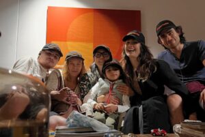 Marcela Mar Instagram - Construir una historia que pueda llegar al cine es un acto profundamente humano.
Es unir voluntades, talentos y corazones para dar forma a algo que antes solo existía en los sueños.

Imperfecta nació de esa unión.
De la entrega, la pasión y el arte de Juanita, Alejandra, Sara, Camilo, Juan, Sofía, Juan Pablo, Cindy, Camilo, María Clara, Esteban, Daniela, Natalia, Lina Marcela, Manuela, David, Emiliano, David, Gabriel Jaime, María Camila, Andrea, Diana, Alessandro, Sergio, Susana, Daniela, Lola, Laura, Jilly, Sofía, Wilmart, Eddy, Camilo, Yessi, Lizbeth, Mateo, Santiago, Jefferson, Santiago, Andrés Felipe, Jorge, Karina, Nahany, Patricia, Alexander, Verónica, Marcela, Javier, Patricia, Christian, Laura, Sonia, Carlos, Daissy Yined y Punky,
y de muchos otros seres que, con su energía, su arte y su amor, hicieron posible este sueño.

Gracias por creer, por entregar tanto, por dejar su huella en cada plano, en cada silencio, en cada emoción.
Esta película es de ustedes, porque cada uno puso un pedacito de su alma para que Imperfecta cobrara vida.

Gracias por recordarnos que la belleza del cine está en lo colectivo, en lo humano, en la magia de hacerlo juntos. 💛

Productoras: @laberintocinetv y @ganas.producciones ♥️♥️♥️

🎬 @imperfectafilm 

#ImperfectaLaPelícula #ConGanasProducciones #Laberintocine #CineColombiano #HistoriasQueTransforman #Maternidad #Gratitud #CineConAlma