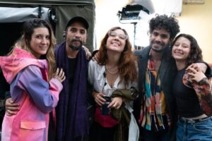 Marcela Mar Instagram - Construir una historia que pueda llegar al cine es un acto profundamente humano.
Es unir voluntades, talentos y corazones para dar forma a algo que antes solo existía en los sueños.

Imperfecta nació de esa unión.
De la entrega, la pasión y el arte de Juanita, Alejandra, Sara, Camilo, Juan, Sofía, Juan Pablo, Cindy, Camilo, María Clara, Esteban, Daniela, Natalia, Lina Marcela, Manuela, David, Emiliano, David, Gabriel Jaime, María Camila, Andrea, Diana, Alessandro, Sergio, Susana, Daniela, Lola, Laura, Jilly, Sofía, Wilmart, Eddy, Camilo, Yessi, Lizbeth, Mateo, Santiago, Jefferson, Santiago, Andrés Felipe, Jorge, Karina, Nahany, Patricia, Alexander, Verónica, Marcela, Javier, Patricia, Christian, Laura, Sonia, Carlos, Daissy Yined y Punky,
y de muchos otros seres que, con su energía, su arte y su amor, hicieron posible este sueño.

Gracias por creer, por entregar tanto, por dejar su huella en cada plano, en cada silencio, en cada emoción.
Esta película es de ustedes, porque cada uno puso un pedacito de su alma para que Imperfecta cobrara vida.

Gracias por recordarnos que la belleza del cine está en lo colectivo, en lo humano, en la magia de hacerlo juntos. 💛

Productoras: @laberintocinetv y @ganas.producciones ♥️♥️♥️

🎬 @imperfectafilm 

#ImperfectaLaPelícula #ConGanasProducciones #Laberintocine #CineColombiano #HistoriasQueTransforman #Maternidad #Gratitud #CineConAlma
