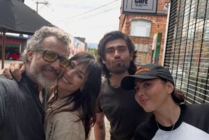 Marcela Mar Instagram - Construir una historia que pueda llegar al cine es un acto profundamente humano.
Es unir voluntades, talentos y corazones para dar forma a algo que antes solo existía en los sueños.

Imperfecta nació de esa unión.
De la entrega, la pasión y el arte de Juanita, Alejandra, Sara, Camilo, Juan, Sofía, Juan Pablo, Cindy, Camilo, María Clara, Esteban, Daniela, Natalia, Lina Marcela, Manuela, David, Emiliano, David, Gabriel Jaime, María Camila, Andrea, Diana, Alessandro, Sergio, Susana, Daniela, Lola, Laura, Jilly, Sofía, Wilmart, Eddy, Camilo, Yessi, Lizbeth, Mateo, Santiago, Jefferson, Santiago, Andrés Felipe, Jorge, Karina, Nahany, Patricia, Alexander, Verónica, Marcela, Javier, Patricia, Christian, Laura, Sonia, Carlos, Daissy Yined y Punky,
y de muchos otros seres que, con su energía, su arte y su amor, hicieron posible este sueño.

Gracias por creer, por entregar tanto, por dejar su huella en cada plano, en cada silencio, en cada emoción.
Esta película es de ustedes, porque cada uno puso un pedacito de su alma para que Imperfecta cobrara vida.

Gracias por recordarnos que la belleza del cine está en lo colectivo, en lo humano, en la magia de hacerlo juntos. 💛

Productoras: @laberintocinetv y @ganas.producciones ♥️♥️♥️

🎬 @imperfectafilm 

#ImperfectaLaPelícula #ConGanasProducciones #Laberintocine #CineColombiano #HistoriasQueTransforman #Maternidad #Gratitud #CineConAlma