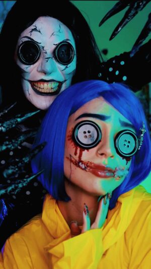 MariMoon Instagram - Coraline 🪡💙 e seu final infeliz…  eu ainda não tô acreditando que isso aconteceu!!!!! Fiz a minha personagem preferida, junto da minha pessoa preferida @marimoon diva que ajudou a construir a minha personalidade! Sou extremamente grata e feliz por isso!!! Meu olho tá cheio de lágrimas de felicidadesss!! Nunca desistam dos seus sonhos, eles sempre se tornam possíveis!! E ontem eu realizei um 💙🩵💙🩵💙🩵💙

#coraline #coralinejones #halloweeen