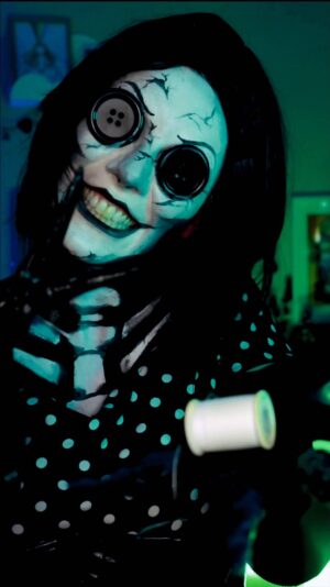 MariMoon Instagram - E se Coraline tivesse esse final? Quais são as teorias de vocês? 👀🗝️💙

#coraline #othermother #cosplaycostume