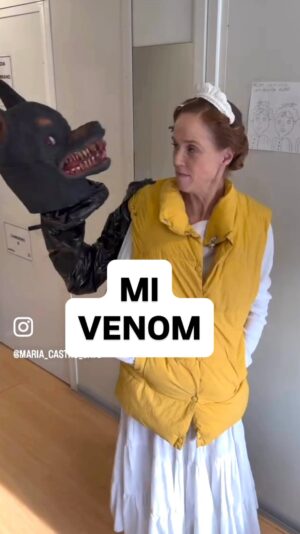 María Castro Instagram - Yo quería haber subido hoy una receta… aunque fuese con calabaza… pero por petición os he hecho este disfraz versión EXTRA FÁCIL!

He visto por ahí disfraces del Venom… pero complejos! Haciendo mandíbulas con cartones de madera que abren y cierran… en fin… ese tiempo yo no lo tengo….
Pero esta versión ese los cost y rápida…. Para madres y padres en apuros! Jajajajaj

Ojalá os encanten…. Q luego mis hijas me romperán en dos y dirán:

“Yo de militar (🤐) ensangrentado….”
Y yo pensaré: “solo????!” 
Jajajja