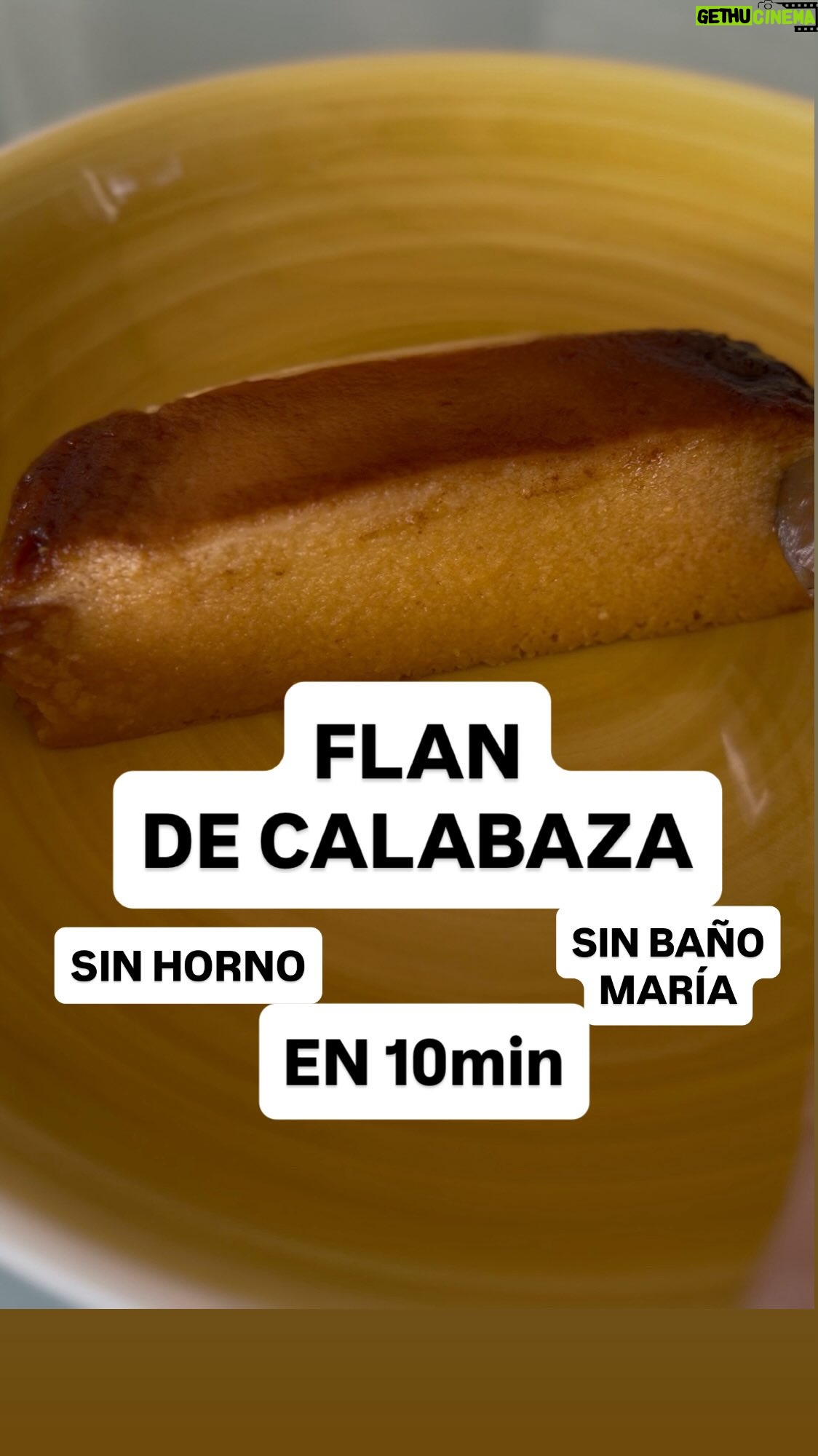 María Castro - 20K Likes - FLAN DE CALABAZA!!!!!!
UN SUEÑO!!! Un sueño, de verdad!!!!!
Palabras de José: “es q sabe como a huevo, pero luego la calabaza se abre paso” jajja

La calabaza (400g) se cocina en el microondas… nada de una hora al horno! Preparas trocitos en un tupper, los tapa con papel film y los calientas 10 min. listo!

Lo mezclas ahora con:
-3 huevos
- 300ml leche (o bebida vegetal)
- 3 cucharadas de azúcar 
- 2 cucharadas de maicena
- vainilla (chorrito)

Se bate todo
Se pone caramelo en la base de un tupper y se lleva al microondas 10 o 15 min…

Se deja enfriar, se desmolda y se disfruta! Un espectáculo!