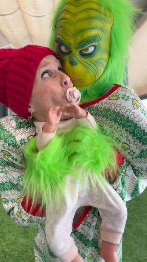 María Castro Instagram - Que se llevan al bebé!!!!! Mejor disfraz ever!
La máscara del monstruo la eliges tú… es q nosotros amamos al grinch!!
La casa del bebé… la tuya!!!
Siguiendo los pasos del vídeo lo tienes muy muy fácil!

Siguiendo no tienes el busto q tengo yo, rellena la máscara con bolsas o relleno de cojin y listo!