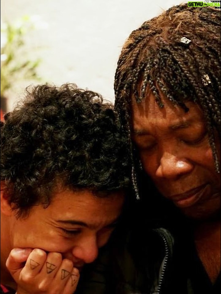 Maria Gadú - 25.2K Likes - Eu to cansada de fins. E ele é e sempre será meus começos.

Meus uteis e inúteis, minha risada e meu choro. Meu credo e um infinito desdeus . Ele é meu impossível possível. A absurda intimidade com o hoje e o medo do mundo acabar.

Que a fé que mora no meu pequenino coração te cubra de saúde sempre.

Há 83 anos essa pessoa nasceu e sinto um amor louco de outras vidas querendo sair assim pelas culatras. O amor que vc me dá generosamente há duas décadas. 

Eu te amo todos os dias, no silencio que fazemos quando nada mais interessa, ou nas risadas mais venenosas das fofocas cotidianas. Eu tenho interesse por você. Meu maior músico do mundo, maior amigo, meu tudão tudodebão. 

A tua luz ilumina até o fim da galáxia. E por isso toda a gente tem que ficar muito grata e atenta, pra dançar bem a música, essa música que você inventou juntinho com as divindades! 

Feliz 83 anos, meu paizinho lindo. É muito bom você existir assim desse jeito prum planeta todinho.

Eu te amo com todo meu coração. 

Eu ouço hoje do Orun ao Aiyê: viva Milton Nascimento. 

.
Fotos e vivas do meu irmão @augustoknascimento ❤️❤️❤️❤️