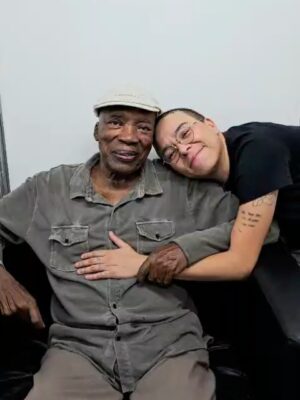 Maria Gadú Instagram - Eu to cansada de fins. E ele é e sempre será meus começos.

Meus uteis e inúteis, minha risada e meu choro. Meu credo e um infinito desdeus . Ele é meu impossível possível. A absurda intimidade com o hoje e o medo do mundo acabar.

Que a fé que mora no meu pequenino coração te cubra de saúde sempre.

Há 83 anos essa pessoa nasceu e sinto um amor louco de outras vidas querendo sair assim pelas culatras. O amor que vc me dá generosamente há duas décadas. 

Eu te amo todos os dias, no silencio que fazemos quando nada mais interessa, ou nas risadas mais venenosas das fofocas cotidianas. Eu tenho interesse por você. Meu maior músico do mundo, maior amigo, meu tudão tudodebão. 

A tua luz ilumina até o fim da galáxia. E por isso toda a gente tem que ficar muito grata e atenta, pra dançar bem a música, essa música que você inventou juntinho com as divindades! 

Feliz 83 anos, meu paizinho lindo. É muito bom você existir assim desse jeito prum planeta todinho.

Eu te amo com todo meu coração. 

Eu ouço hoje do Orun ao Aiyê: viva Milton Nascimento. 

.
Fotos e vivas do meu irmão @augustoknascimento ❤️❤️❤️❤️