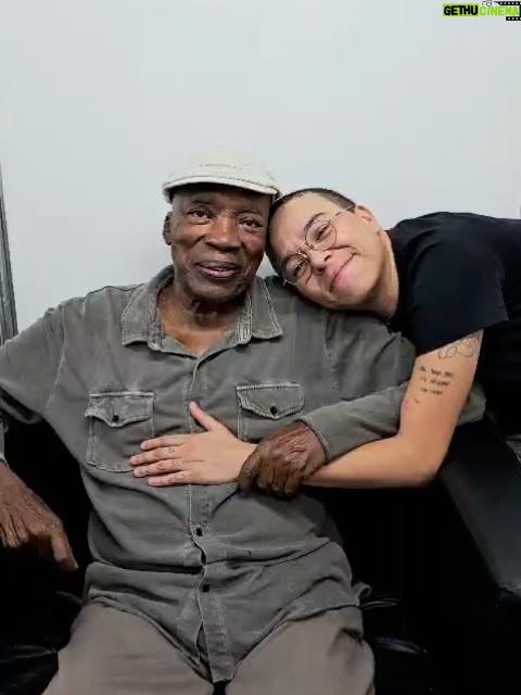 Maria Gadú - 25.2K Likes - Eu to cansada de fins. E ele é e sempre será meus começos.

Meus uteis e inúteis, minha risada e meu choro. Meu credo e um infinito desdeus . Ele é meu impossível possível. A absurda intimidade com o hoje e o medo do mundo acabar.

Que a fé que mora no meu pequenino coração te cubra de saúde sempre.

Há 83 anos essa pessoa nasceu e sinto um amor louco de outras vidas querendo sair assim pelas culatras. O amor que vc me dá generosamente há duas décadas. 

Eu te amo todos os dias, no silencio que fazemos quando nada mais interessa, ou nas risadas mais venenosas das fofocas cotidianas. Eu tenho interesse por você. Meu maior músico do mundo, maior amigo, meu tudão tudodebão. 

A tua luz ilumina até o fim da galáxia. E por isso toda a gente tem que ficar muito grata e atenta, pra dançar bem a música, essa música que você inventou juntinho com as divindades! 

Feliz 83 anos, meu paizinho lindo. É muito bom você existir assim desse jeito prum planeta todinho.

Eu te amo com todo meu coração. 

Eu ouço hoje do Orun ao Aiyê: viva Milton Nascimento. 

.
Fotos e vivas do meu irmão @augustoknascimento ❤️❤️❤️❤️